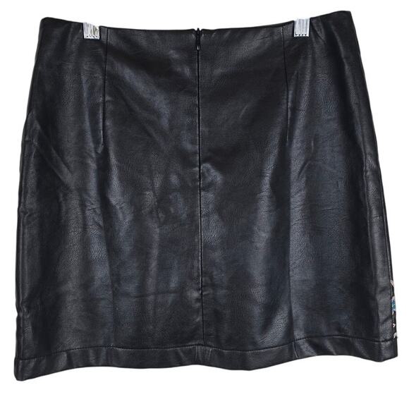 Umgee Floral Embroidered Vegan Leather High Waist A-Line Mini Skirt Small NWT - Picture 2 of 4